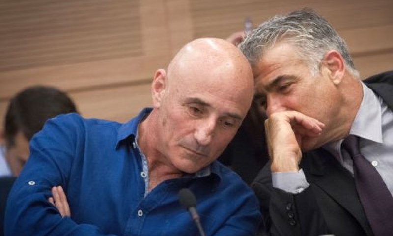 עופר שלח ויו"ר מפלגתו - יאיר לפיד [צילום: מרים אלסטר/פלאש 90]