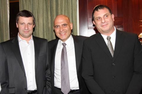 מנכ"ל המלון דובי רקיע, דוד פתאל ושר התיירות סטס מיסז'ניקוב [צילום: פביאן קולדרוף]