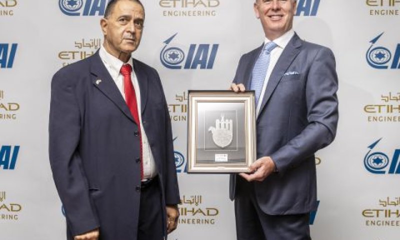 מימין לשמאל: טוני דאגלס, מנכ"ל איתיחאד ויוסי מלמד, סמנכ"ל התעשייה האווירית ומנהל חטיבת תעופה [צילום: איתיחאד]