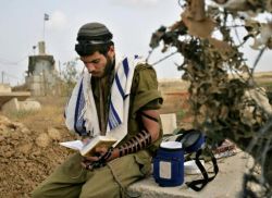 חייל מתפלל במעבר קרני, לפני הכניסה לרצועה