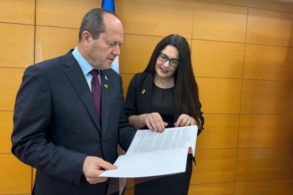 השר ניר ברקת מקבל את הדוח מעו"ד אורית שרפי