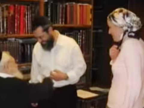 משה ויהודית יוסף עם הרב עובדיה יוסף [צילום: יוטיוב]