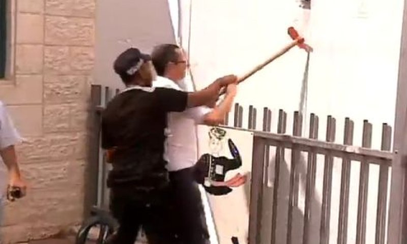 אחד ההורים מנתץ את החומה [צילום: מן הטלוויזיה]