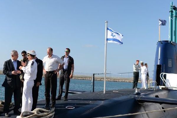 נתניהו, יעלון ורוטברג על צוללת [צילום: קובי גדעון,לע"מ]