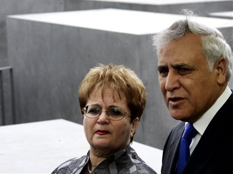גילה ומשה קצב באנדרטת השואה [AP]