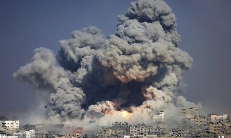 עשן מיתמר מעל עזה [צילום: AP]
