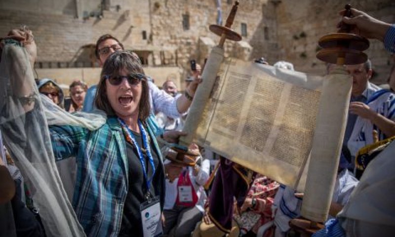התובעת דיווחה על התפילות בכותל [צילום: יונתן זינדל/פלאש 90]
