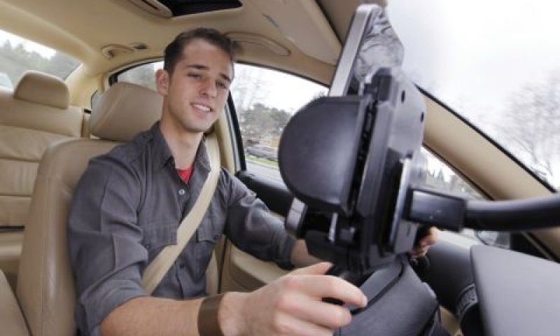 היכן מוצדק לנהוג עם חיוך על השפתיים? Waze [צילום: AP/Paul Sakuma]