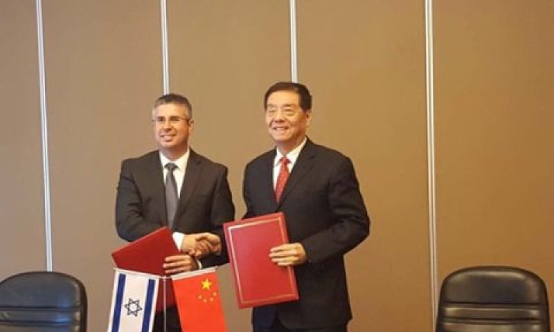 מנהל רשות המסים, משה אשר ושר המכס הסיני יו גואנגזו [צילום: נציגות המכס בסין]