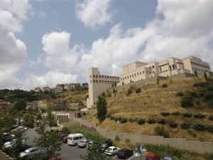 מבט על הקונסוליה האמריקנית לאחר הפיגוע [צילום: AP]