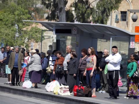 עד שהאוטובוס יגיע [צילום: פלאש 90]