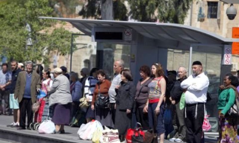 ממתינים בתחנה [צילום: פלאש 90]