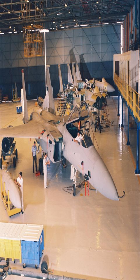 עבודות השבחה של מטוסי F15 בהאנגרים של התעשייה האווירית [צילום: התעשייה האווירית לישראל (תע"א)]