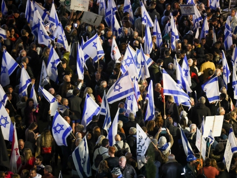 המוני דגלי ישראל בהפגנה בתל אביב [צילום: יונתן זינדל, פלאש 90]