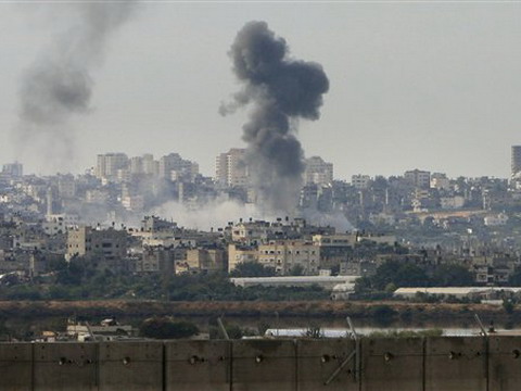 צה"ל הפציץ מבני ממשל ברצועה [צילום: AP]
