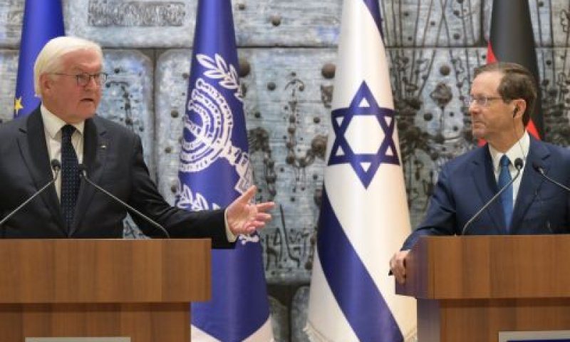 יצחק הרצוג ופרנק-ואלטר שטיינמאייר [צילום: עמוס בן-גרשום/לע"מ]