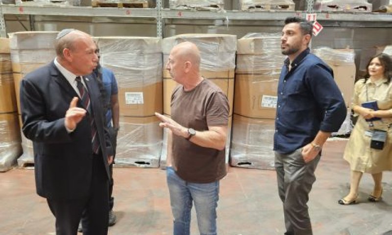 המבקר המדינה עם מנכ"ל מפעל גליל קירור
