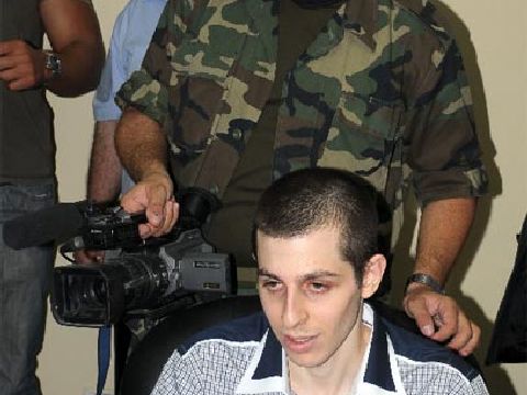 שליט מתראיין. מאחוריו מתעד איש חמאס [צילום: AP]