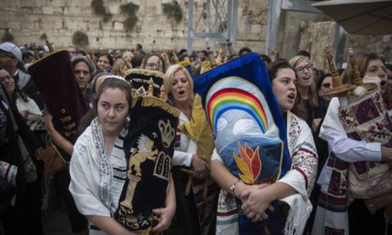 נשות הכותל. בדיקה ביטחונית בלבד [צילום: הדס פרוש/פלאש 90]