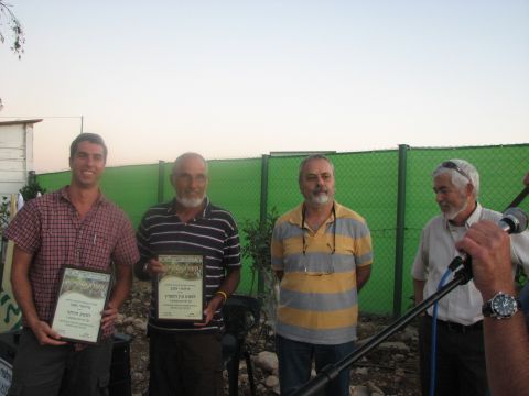 מימין לשמאל: מנכ"ל תשלובת מילואות, יובל אורן, מנהל מילופרי רמי בר זיו, והזוכים - נציג מטע עין המפרץ, דורון גליל ונציג חניתה, גולן ארגמן [צילום: לוטם יח"צ]