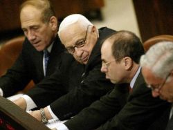 יכול לפטר רק כדי להשיג רוב מלאכותי. שרון [צילום: AP]
