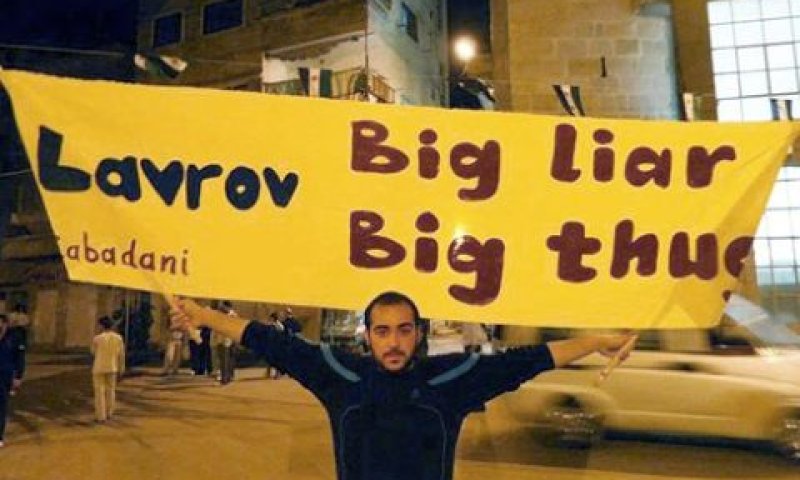 מפגין סורי זועם על שר החוץ הרוסי: "שקרן גדול" [צילום: AP]