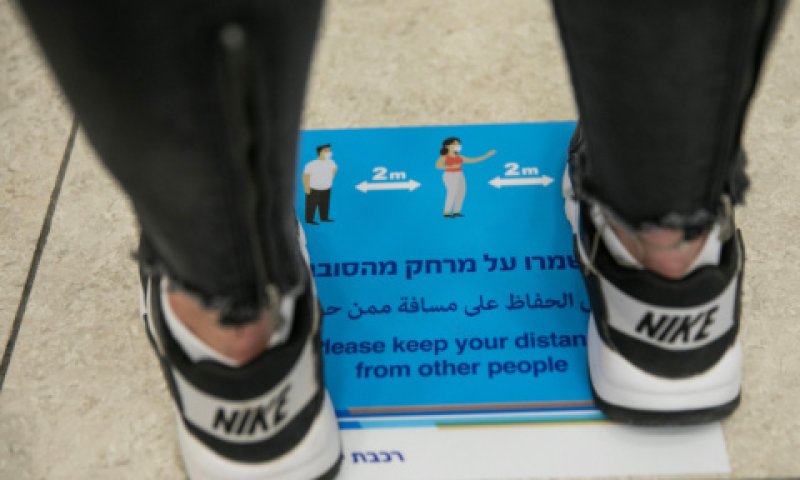 ריחוק חברתי ברכבת [צילום: אוליביה פיטוסי/פלאש 90]