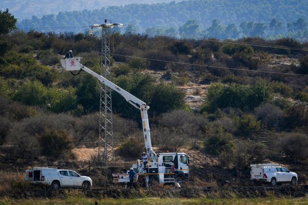 פגיעת טיל חיזבאללה ליד איילת השחר, אוגוסט 2024 [צילום: אייל מרגולין/פלאש 90]