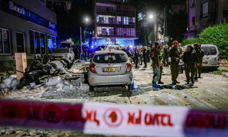 זירת הפגיעה ברמת גן [צילום: אבשלום ששוני/פלאש 90]