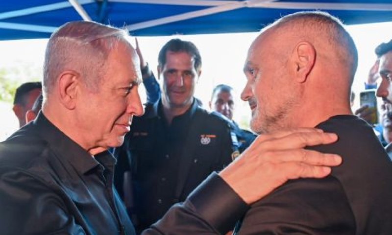 נתניהו עם שוטר שלחם בקרב על משטרת שדרות [צילום: קובי גדעון/לע"מ]