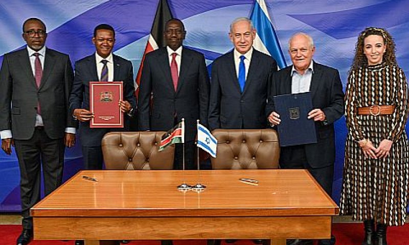 החתימה על ההסכם [צילום: קובי גדעון /לע"מ]