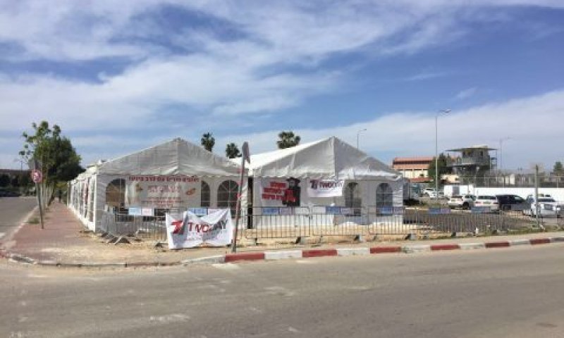 האוהלים שהוקמו ליד בית הכלא (מימין)