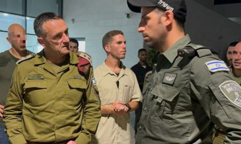 הרמטכ"ל הלוי עם נציג המשטרה בבסיס בית ליד [צילום: דובר צה''ל]