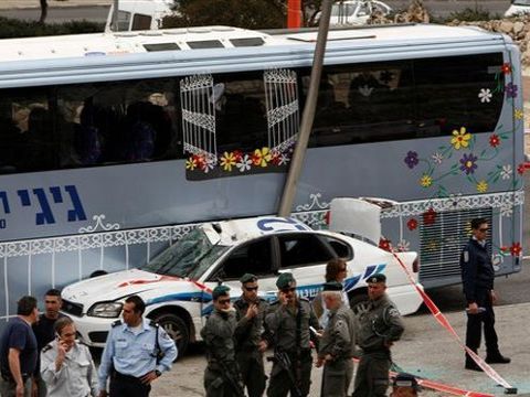 הניידת שנמחצה אל האוטובוס [צילום: AP]
