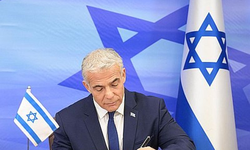 לפיד חותם על ההסכם הימי [צילום: עמוס בן גרשום/ לע"מ]
