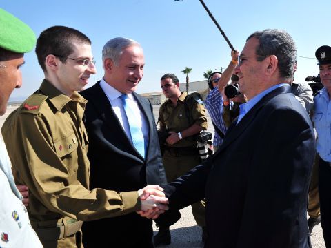 12:30 - גלעד שליט נפגש עם שר הביטחון אהוד ברק [צילום: אריאל חרמוני, משרד הביטחון]
