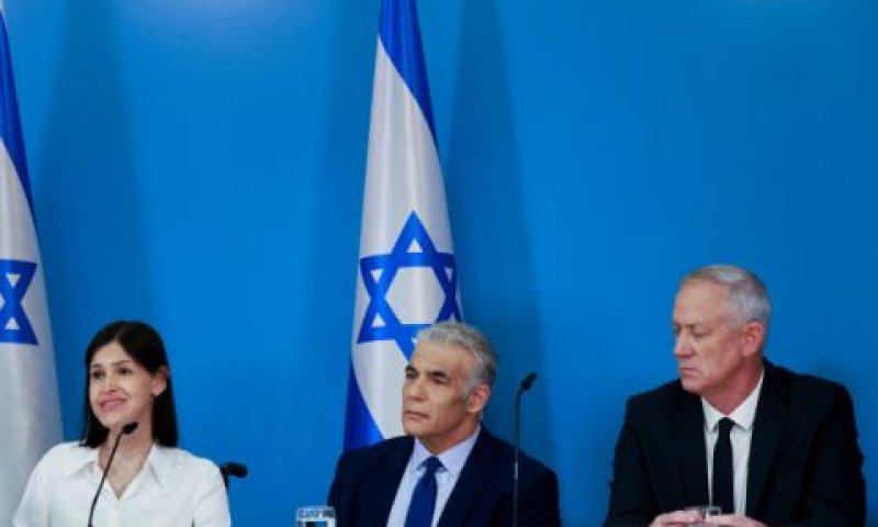 בני גנץ, יאיר לפיד, קארין אלהרר [צילום: אוליביה פיטוסי/פלאש 90]