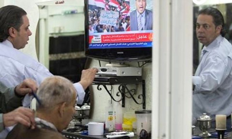 צופים בערוץ אל ג'זירה [צילום: AP]