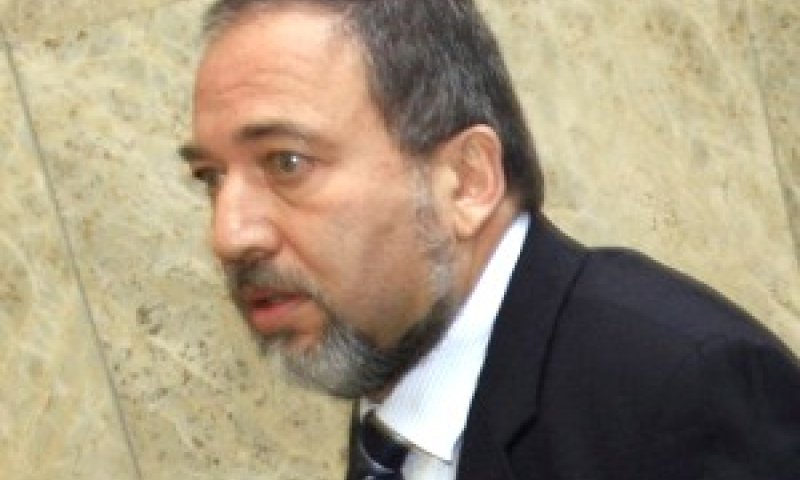 נחקר שוב באזהרה. ליברמן [צילום: פלאש 90]