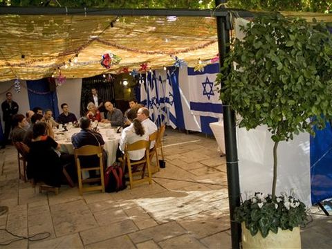 סוכת ראש הממשלה מבחוץ [צילום: AP]