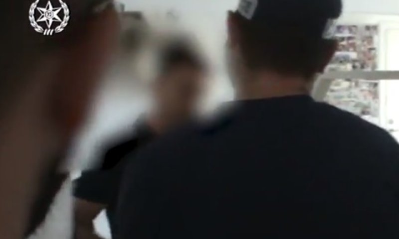 מעצר אחד החשודים, אמש [צילום: משטרת ישראל]