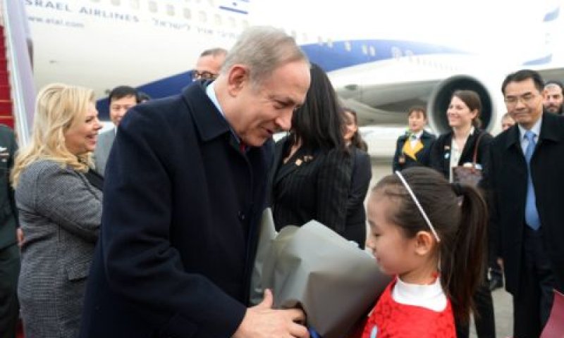 נתניהו בסין. קו8שר כתרים לעצמו [צילום: חיים צח/לע"מ]