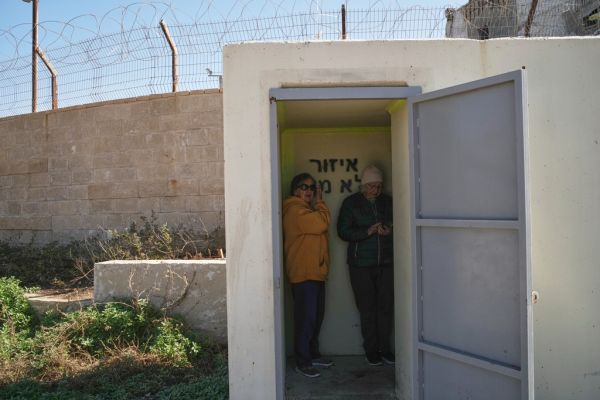 שתי נשים במקלט בחיפה [צילום: ליאו קוריאה/AP]