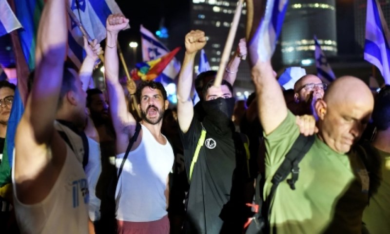 מפגינים הערב בתל אביב [צילום: גילי יערי, פלאש 90]
