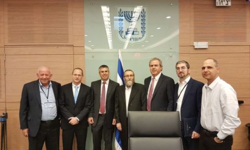 יו"ר ועדת הכספים ומנהל רשות המיסים לצד ראשי תעשיית היהלומים בישראל [צילום: דוברות הכנסת]