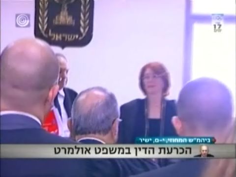 השופטים בכניסתם לאולם