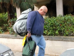 עומרי שרון בפתח ביתו הבוקר [צילום: יוסי זליגר]