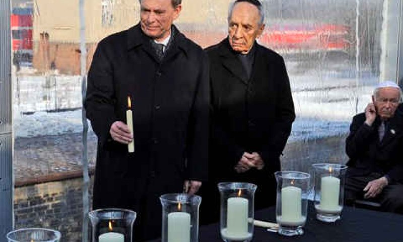 מדליקים את הנר השישי [צילום: AP]