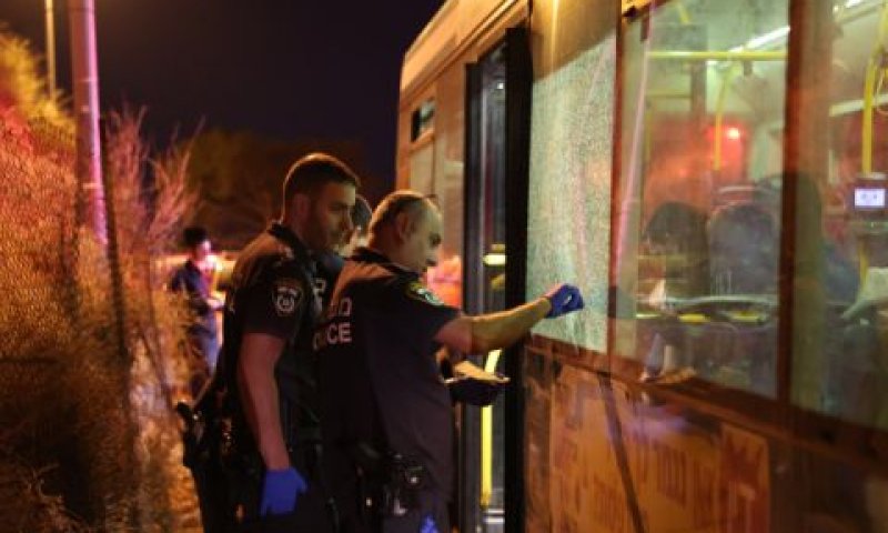 האוטובוס שנפגע [צילום: יונתן זינדל/פלאש 90]