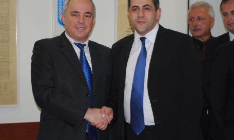 השר שטייניץ, כשר אוצר, עם מקבילו בגיאורגיה. חתימה על אמנת מס [צילום: יח"צ]
